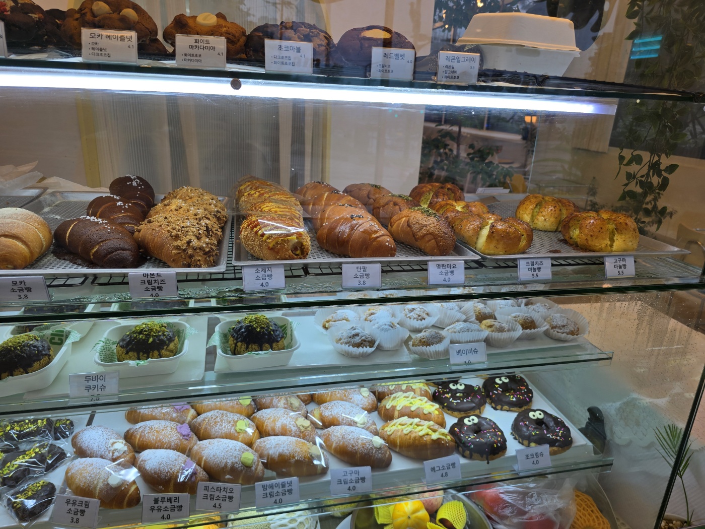 빵과 쿠키종류가 아주많아요