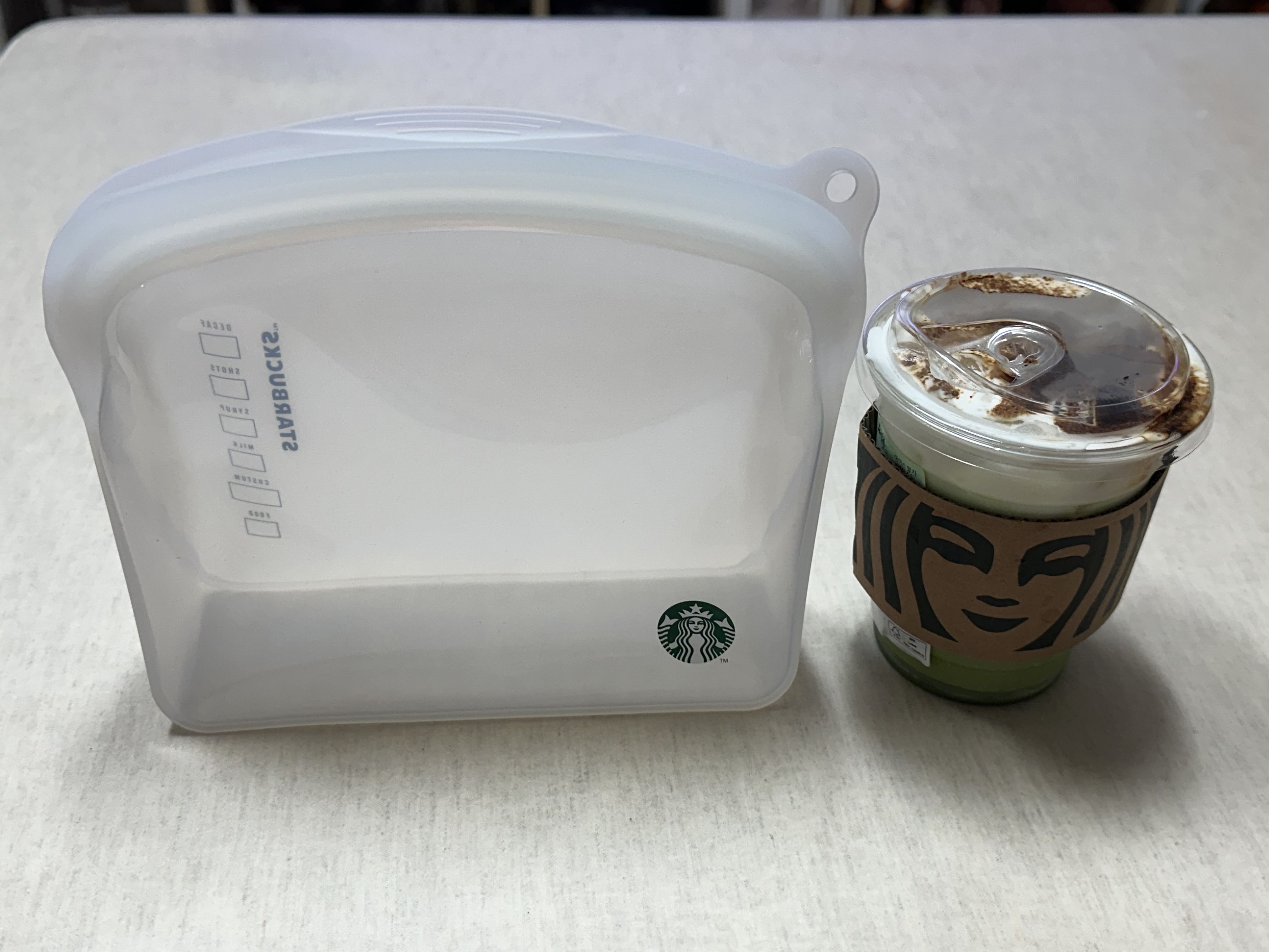 스타벅스 말차 글레이즈드 라떼와 실리콘 푸드백 같이 찍은 사진