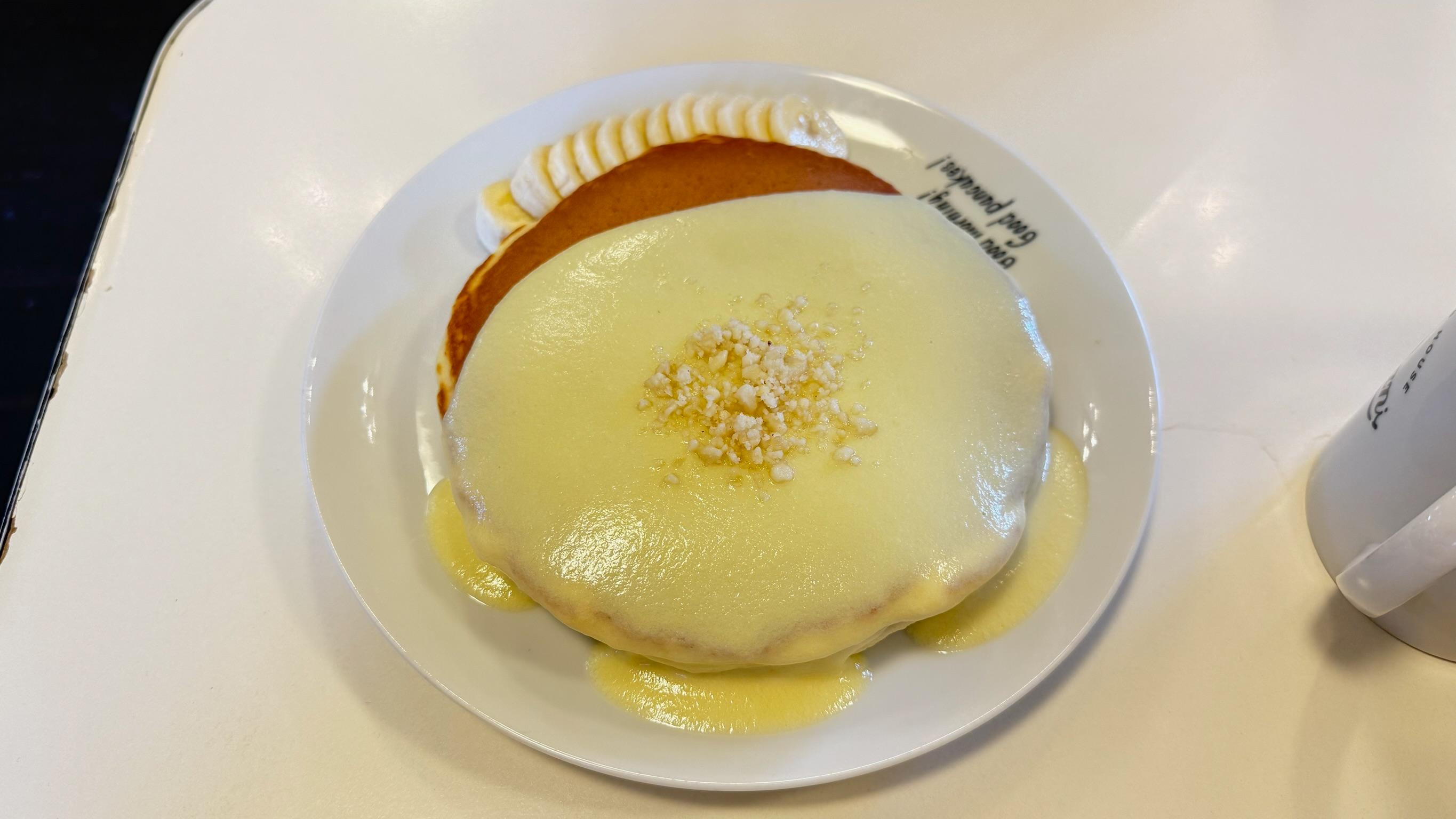 “한입이면 감동! 오키나와 팬케이크 끝판왕”