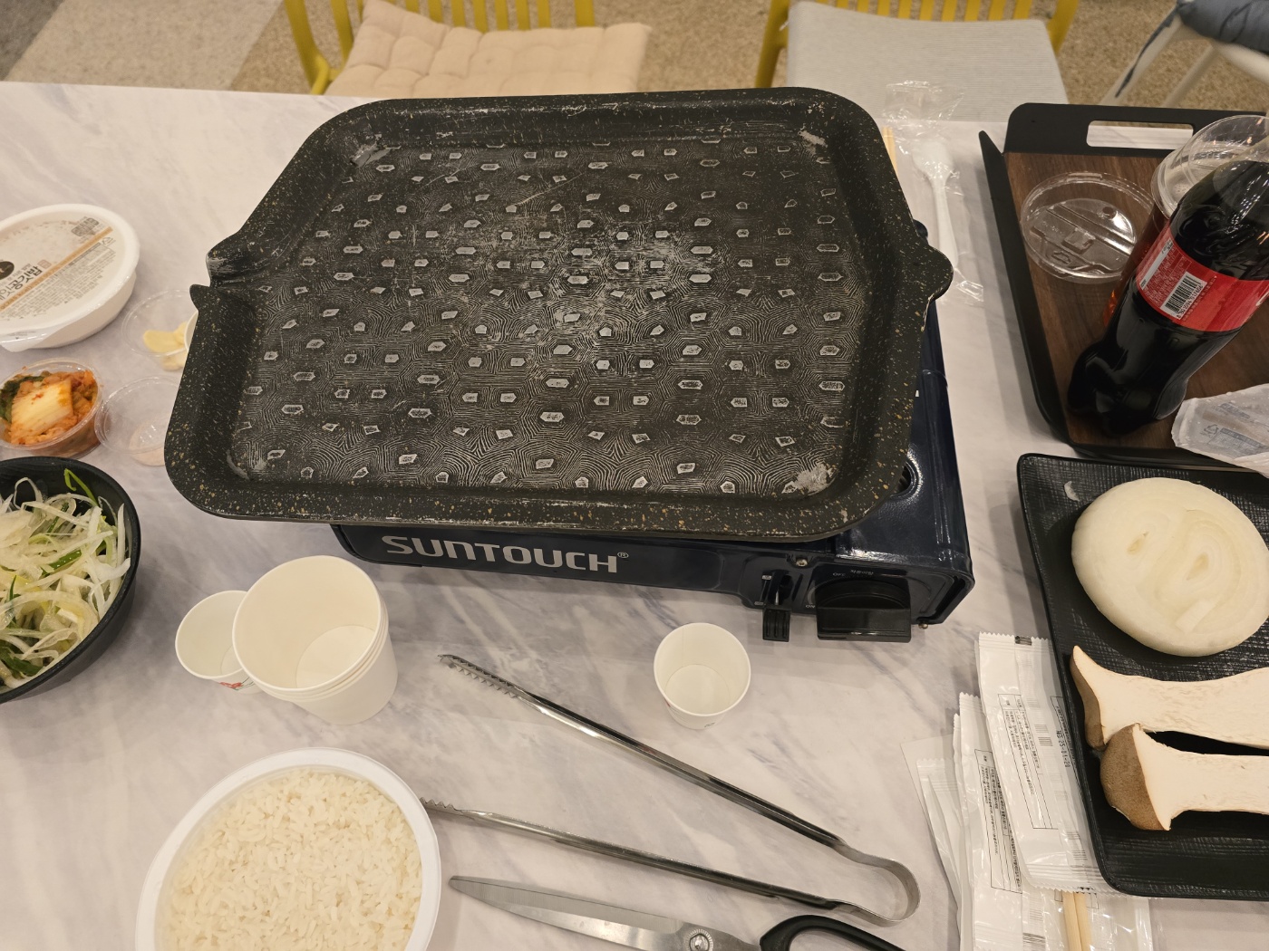 삼겹살을 주문해서 불판은 셀프로가져와요