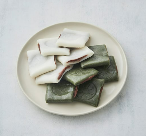 접시위에 놓여있는 앙꼬절편