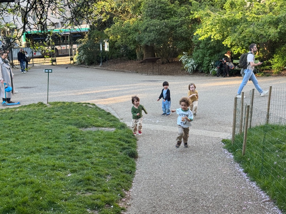 애기들도 많아요. 달리다 넘어질까봐 괜히 내가 걱정해.
