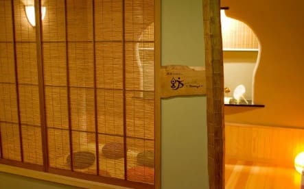 노란색의 나무 바닥과 조명이 보인다.