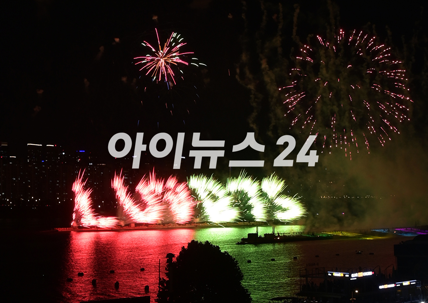 17일 서울 영등포구 여의도 한강공원에서 열린 방탄소년단 데뷔 10주년 FESTA @여의도(BTS 10th Anniversary FESTA @Yeouido)에 'BTS 10주년 기념 불꽃쇼'가 펼쳐지고 있다. [사진=정소희 기자]