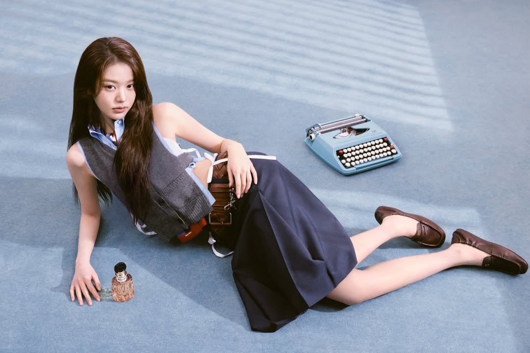 비스듬히 누워있는 미우미우 뷰티 화보컷의 장원영