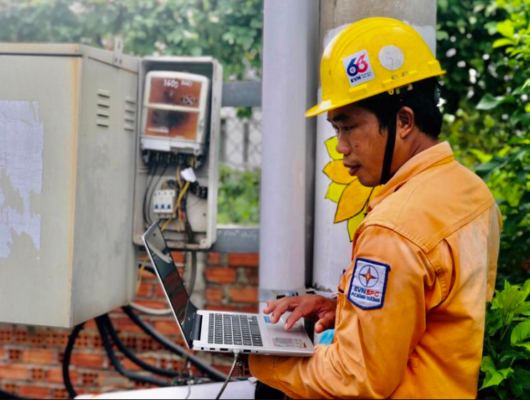 베트남의 전기관련 기술자가 노트북으로 전기 계량을 측정하고 있다.