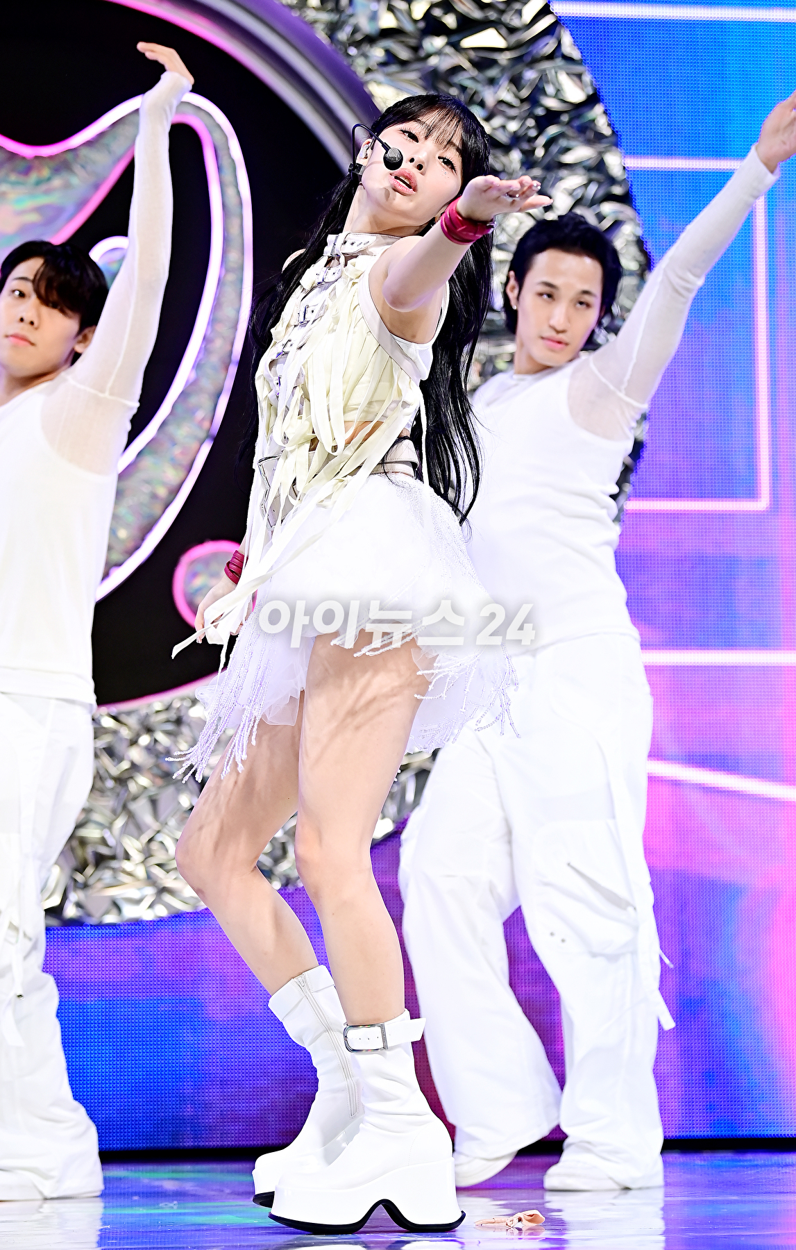 그룹 엔믹스 출신 지니(JINI)가 11일 오후 서울 서교동 메세나폴리스에서 진행된 첫 EP 앨범 '언 아이언 핸드 인 어 벨벳 글로브(An Iron Hand In A Velvet Glove)' 쇼케이스에서 무대를 선보이고 있다. [사진=곽영래 기자]