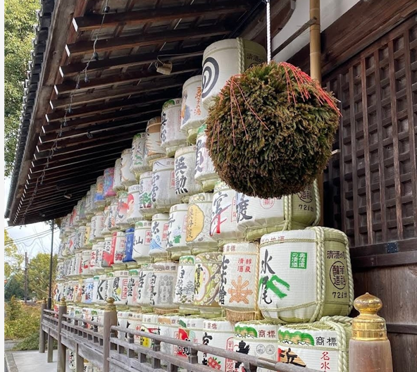 마츠오타이샤신사의 술통들