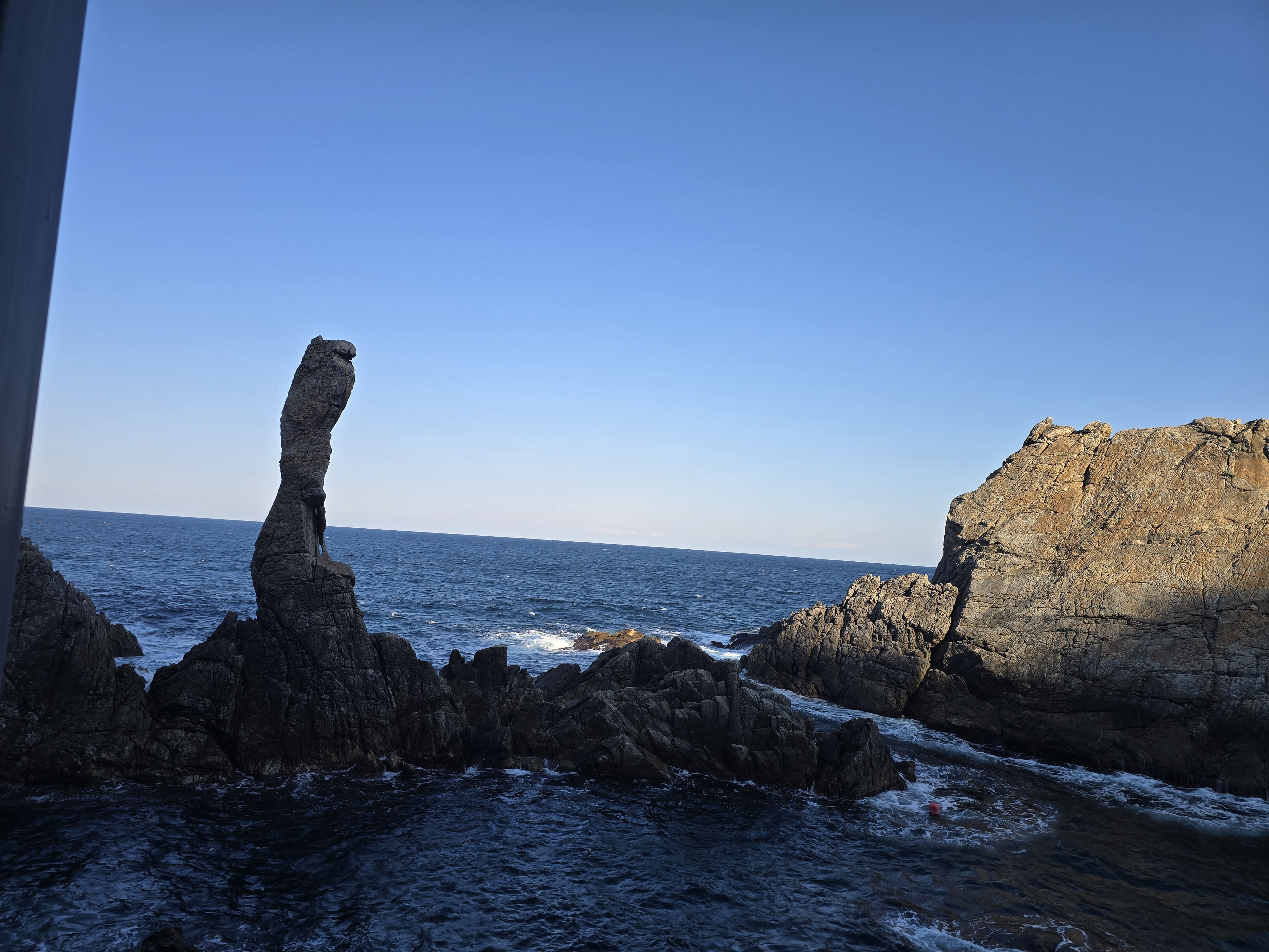 삼척 초곡용굴 촛대바위길 위에 서다