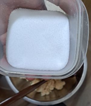 소금을 첨가하는 모습