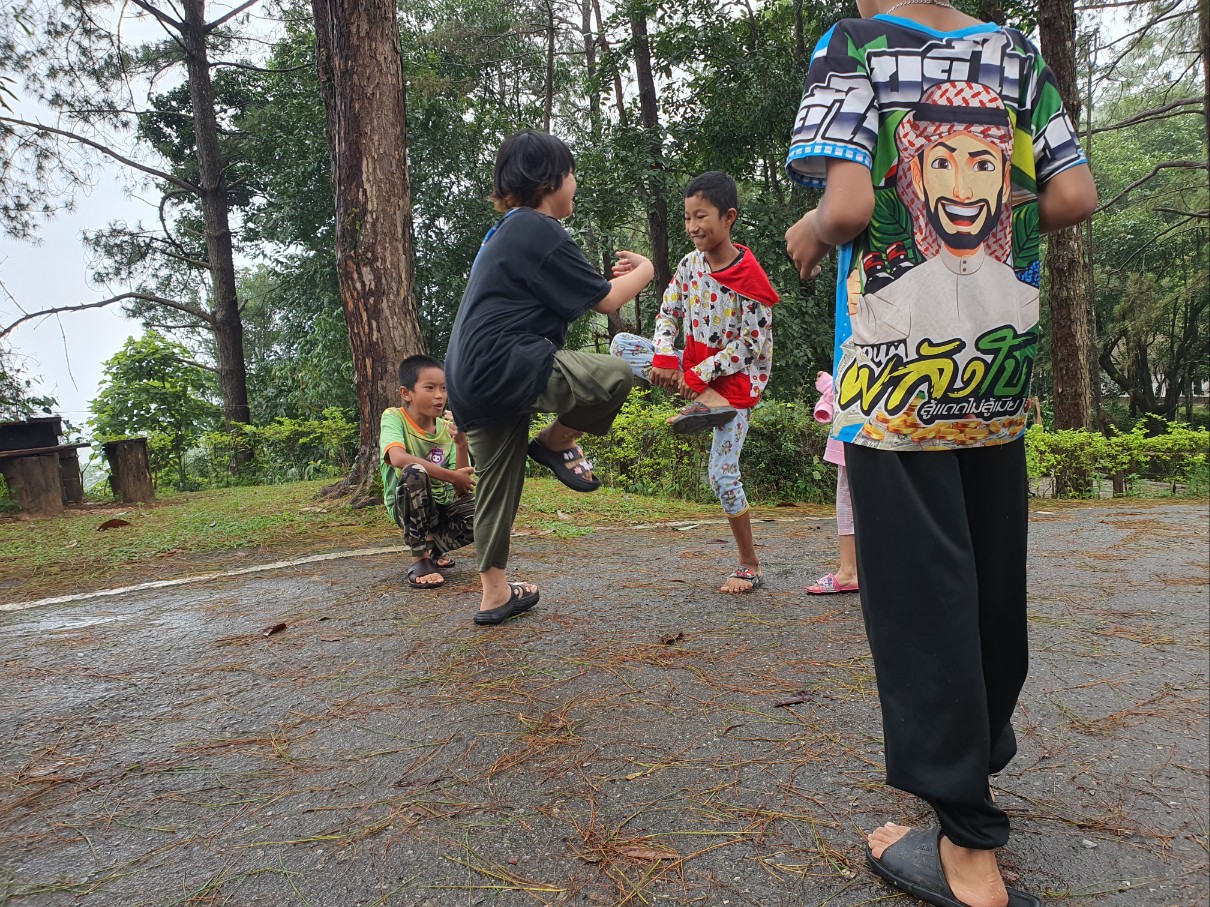 한국전통놀이인 닭싸움을 하는 태국 아이들