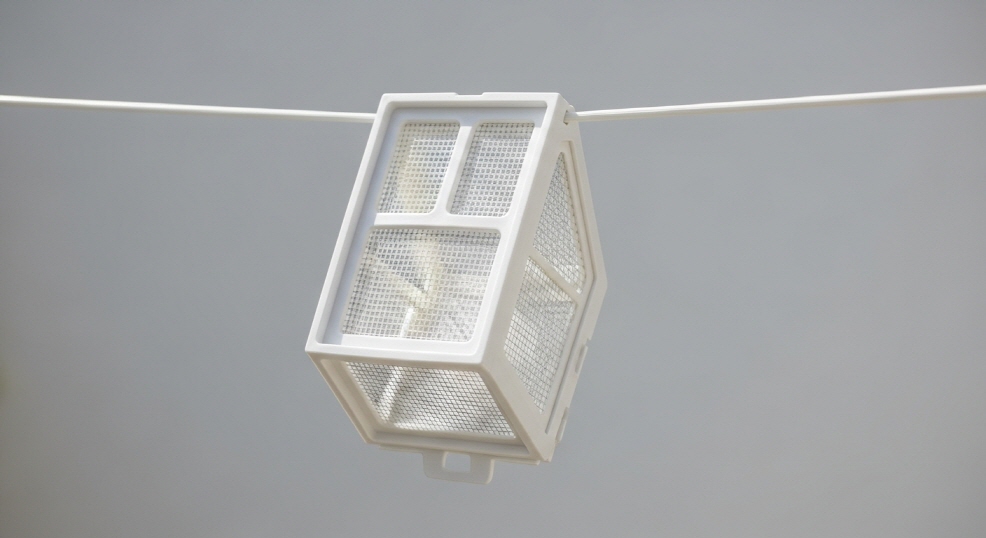 청소기 필터 햇볕에 말리는 모습