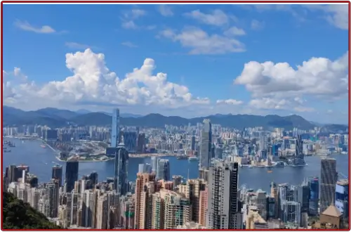 빅토리아-피크-정상에서-내려다본-홍콩의-고층-빌딩과-맑은-하늘