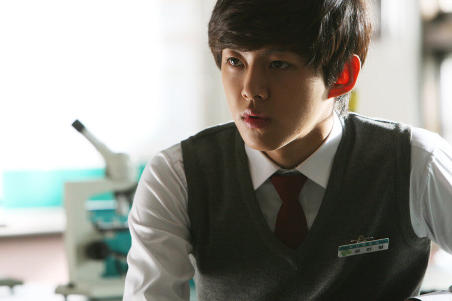 인기남 중학생을 현철이 성아를 과학실로 유인해 장난을 치려하는 모습