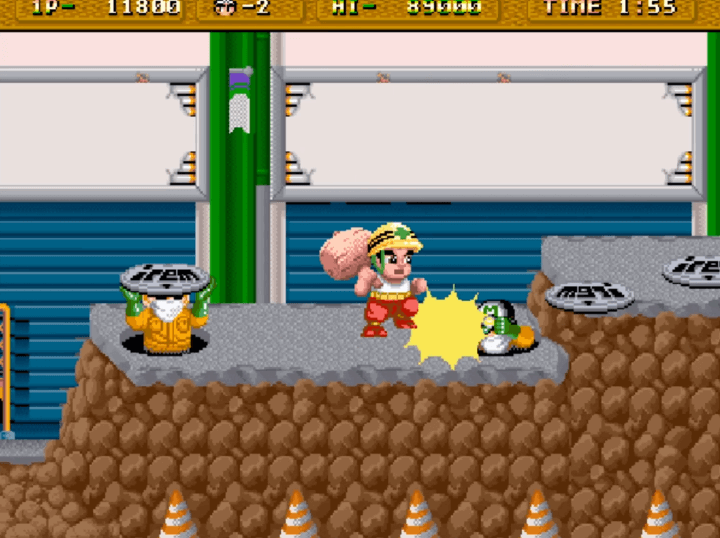 맨홀-뚜껑을-열고-나오는-적을-망치로-때리는-화면