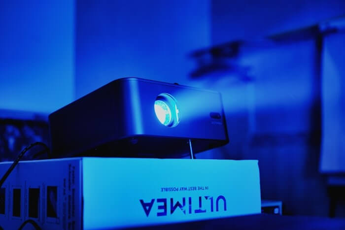 신세대 가전 에티켓 미니빔 프로젝터 사용 시 조용한 팬 소리만 남기기 위한 관리 에티켓