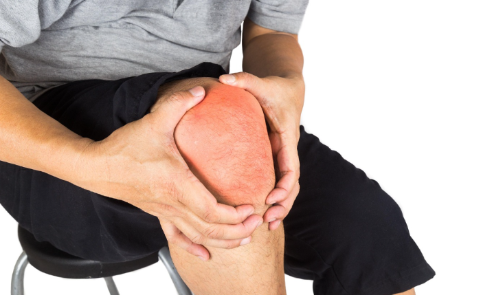 무릎에 물이 차 통증을 느끼는 관절 염증 증상 모습