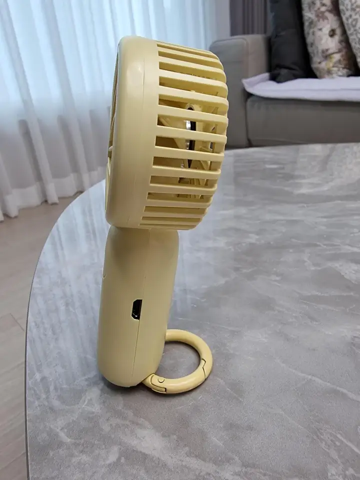 옆면에 충전 포트가 있어요