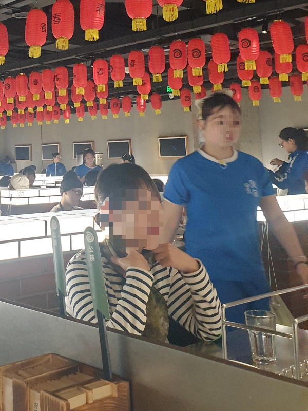 직원들은 파란색 운동복을 입고 있어 쉽게 눈에 띈다.