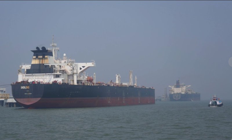 국제 유가 폭락과 국내 휘발유 2,000원 돌파의 역설: 호르무즈 개방 및 유가 전망 분석