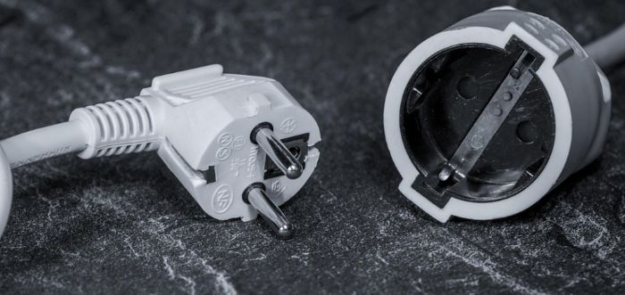 흰색 전기 플러그와 콘센트 연결 단자를 근접 촬영한 이미지. 장마철 전기사고 예방을 상징하는 전기 안전 관련 사진.