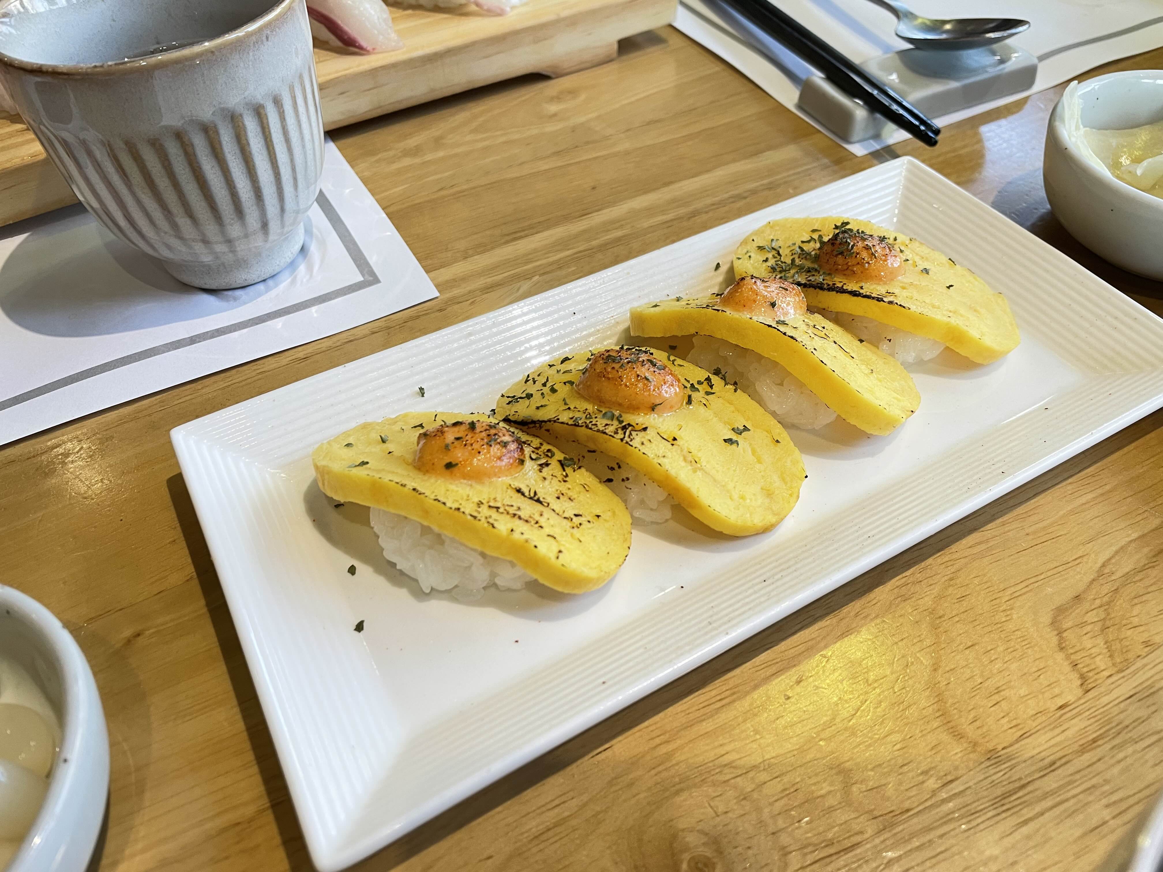 명란_계란_초밥_4조각이_접시에_올려진_사진