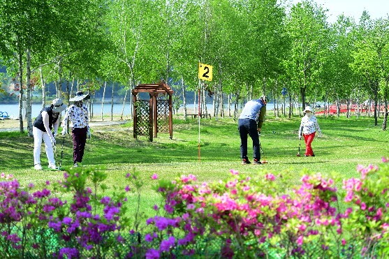 가벼운 파크골퍼들의 봄 라운딩