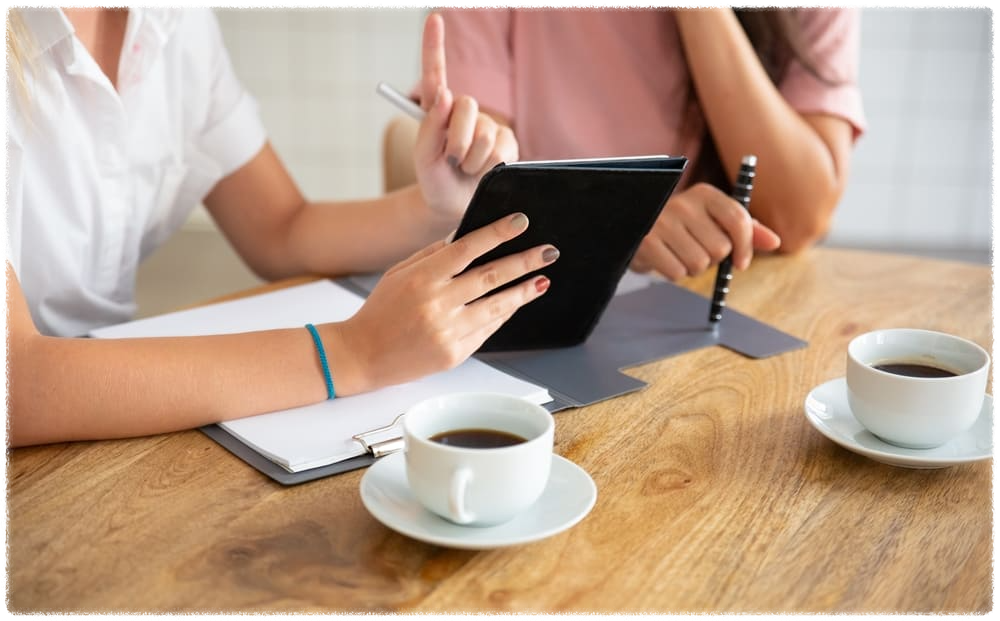 커피를-마시며-상의하고-있는-여성들