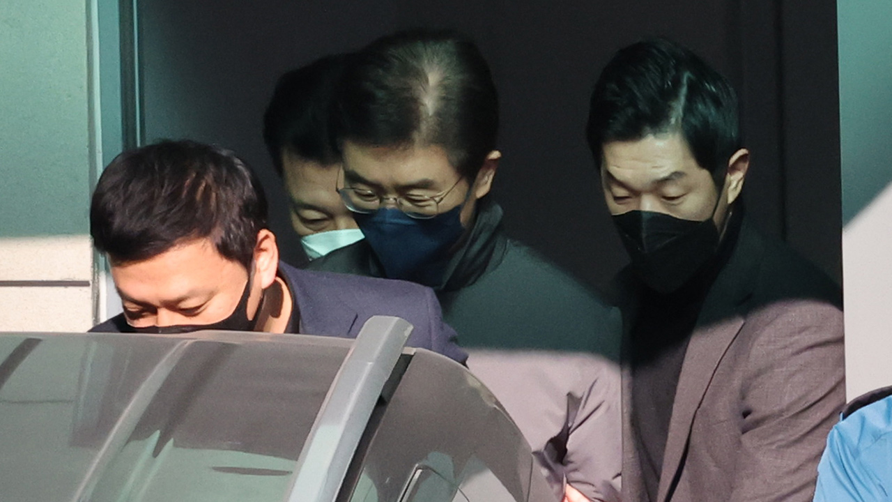 김봉식 전 서울경찰청장이 법정에 출석하는 모습