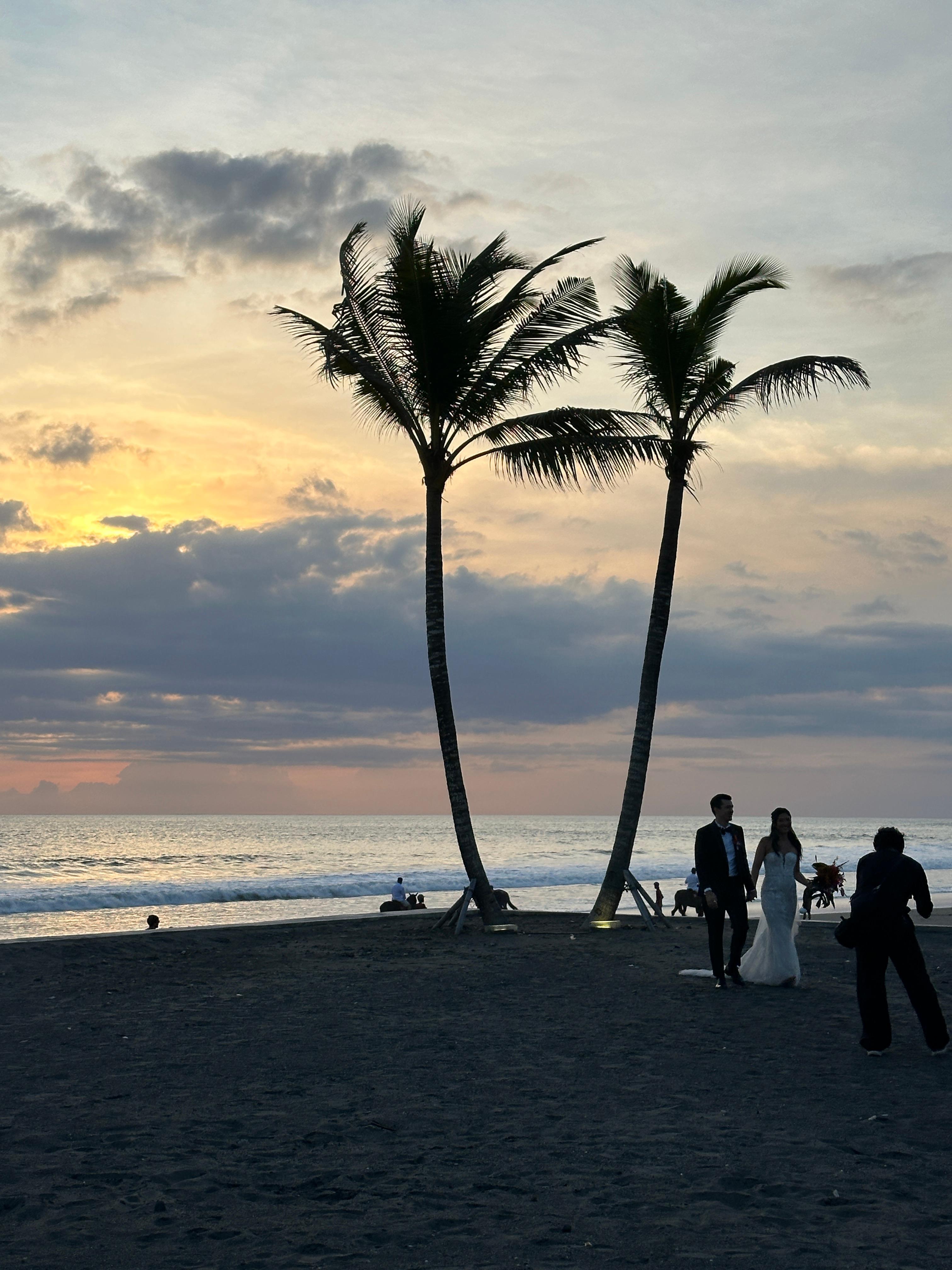 딸아이 결혼식이 열렸던 발리 비치 글렘핑의 바닷가 석양