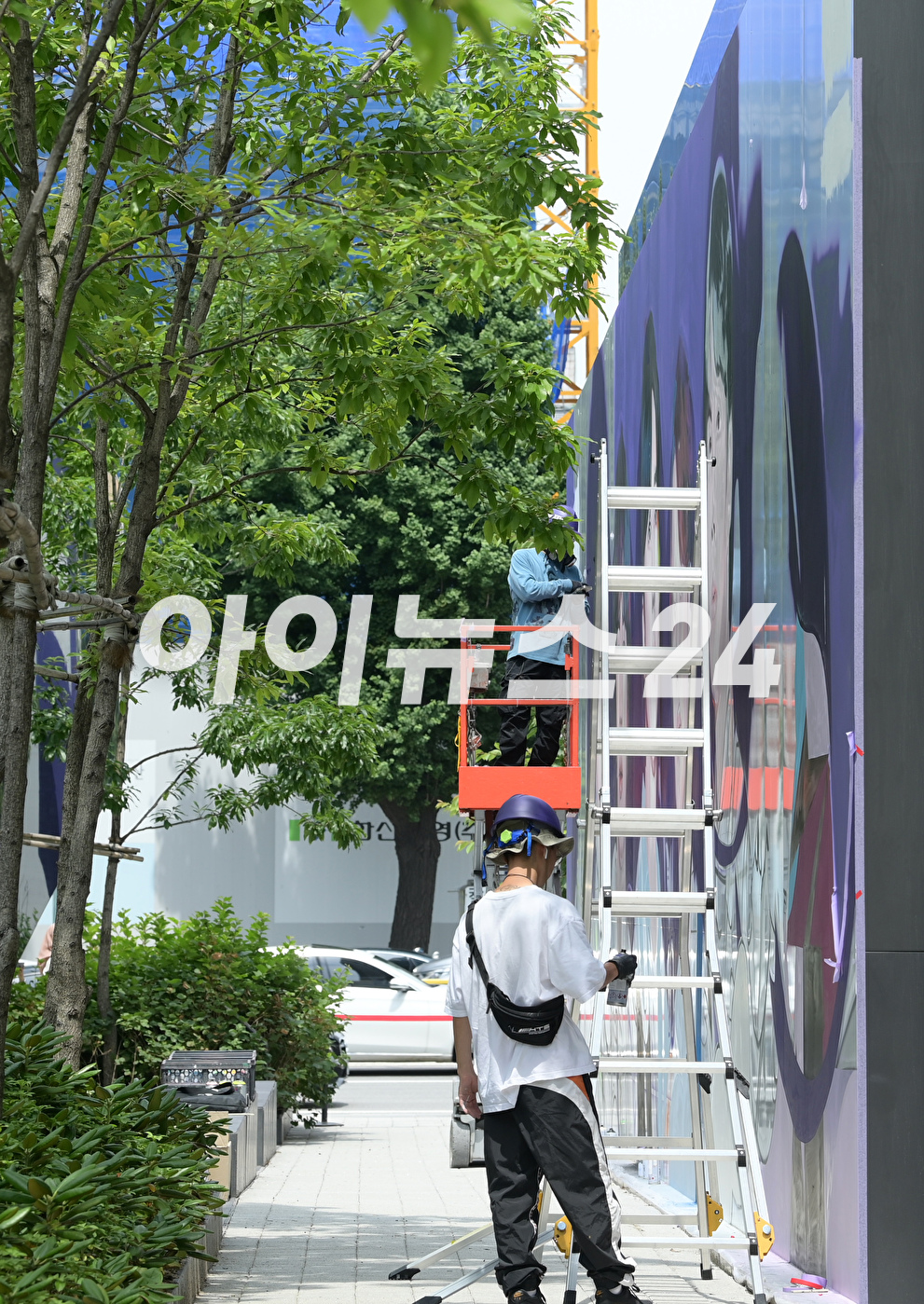 12일 오전 서울 용산구 하이브 사옥에 방탄소년단(BTS) 데뷔 10주년을 기념해 멤버들 얼굴이 그려지고 있다. [사진=정소희 기자]