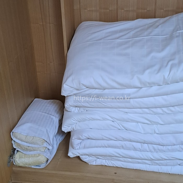 온돌방 옷장안에 침구류가 준비되어 있습니다.