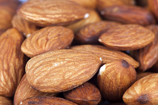 피부 건강을 지키는 비결_아몬드, 아보카도, 연어