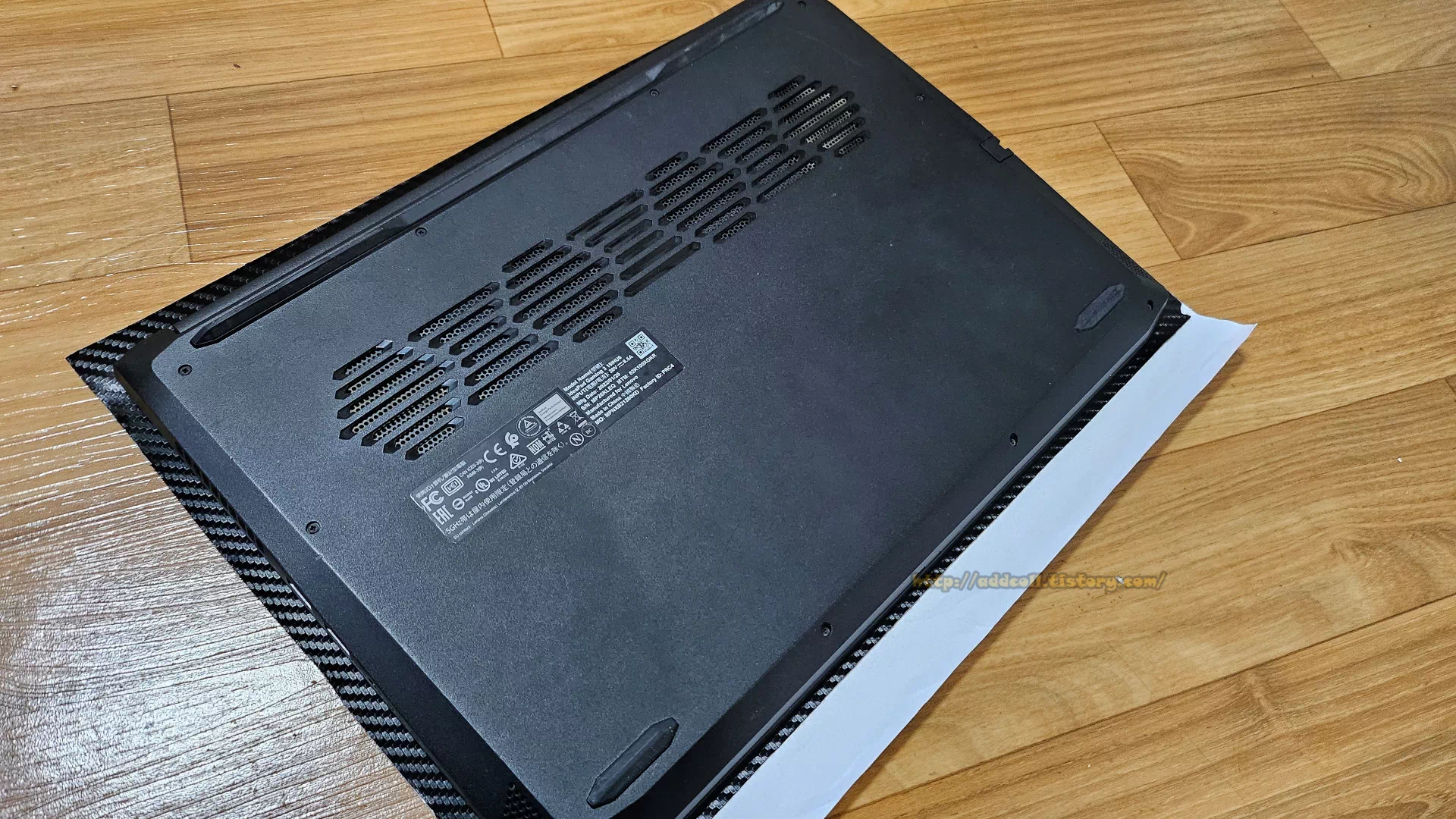 시트지를 붙이기 위해 노트북을 뒤집어서 크기 측정