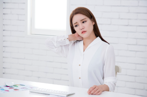 목이 아픈 여자