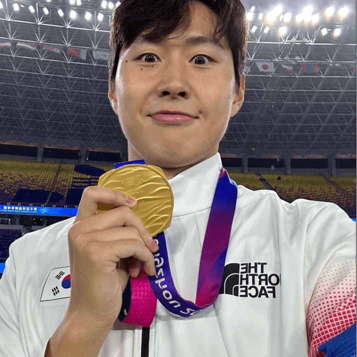 금메달을 손에 쥐고 미소짓는 이강인