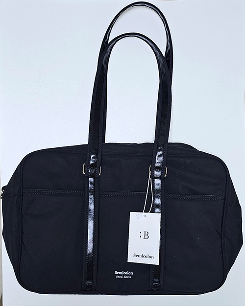 세미콜론 가방 텐백 앞 모습, 끈은 가죽끈이고 주 소재는 나일론