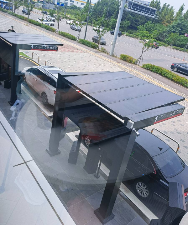 맥드라이브 이용 차량들