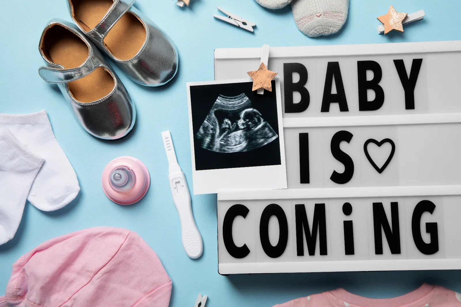 <a href="https://kr.freepik.com/free-photo/flat-lay-pregnancy-announcement-with-baby-items_39574714.htm#fromView=search&page=1&position=42&uuid=2d8147ed-606e-472e-814c-5da4704d87bc">출처 freepik</a>