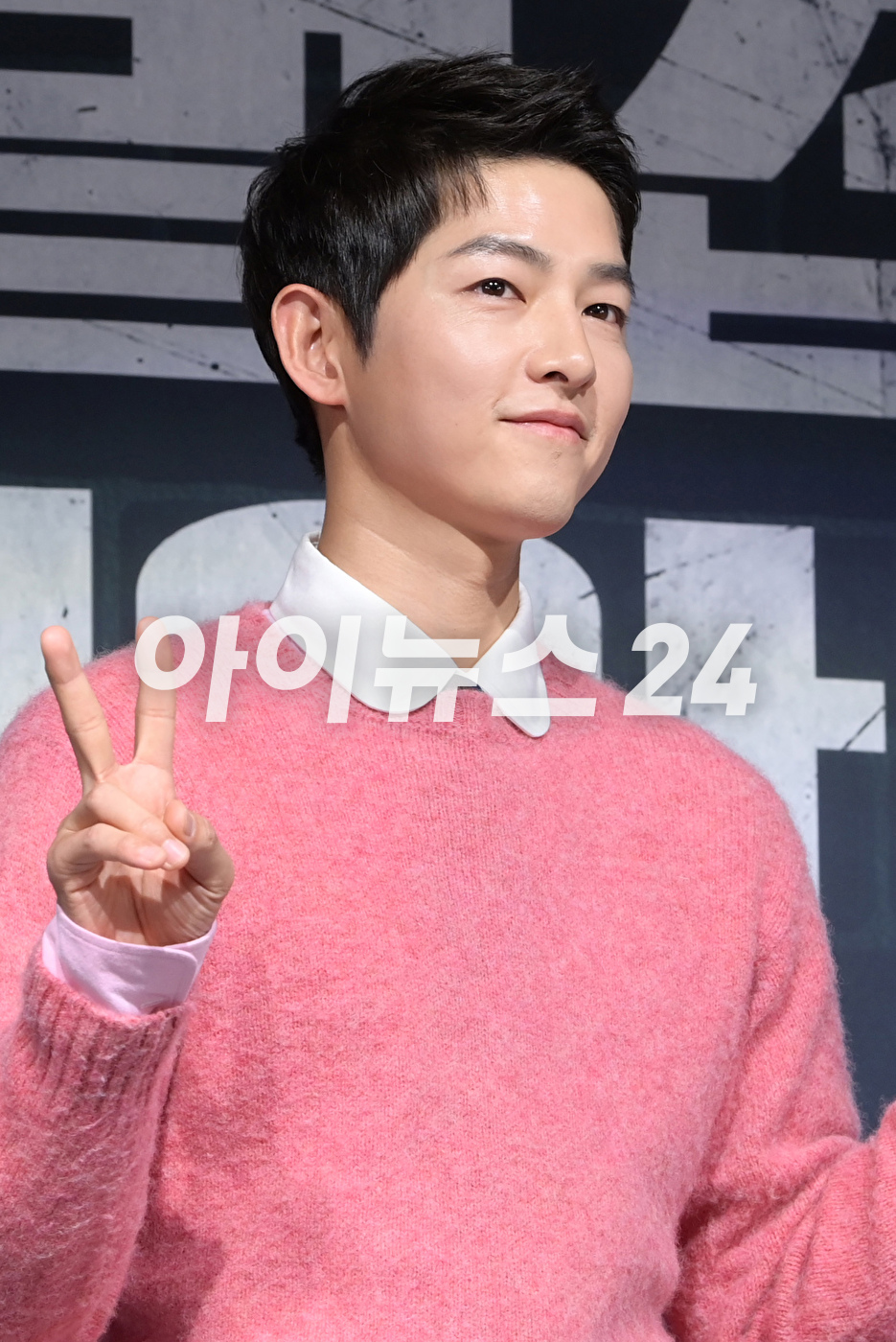 배우 송중기가 17일 오후 서울 여의도동 페어몬트 엠버서더호텔에서 열린 JTBC 새 금토일 드라마 &#39;재벌집 막내아들&#39; 제작발표회에 참석하고 있다. [사진=정소희 기자]