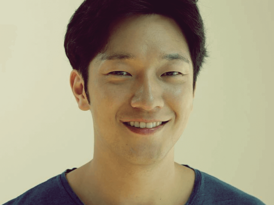 활짝-웃고있는-배우-손석구