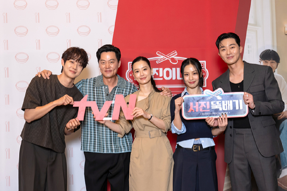 '서진이네2' 제작발표회에 참석한 이서진, 최우식, 정유미, 고민시, 박서준 [사진=tvN ]