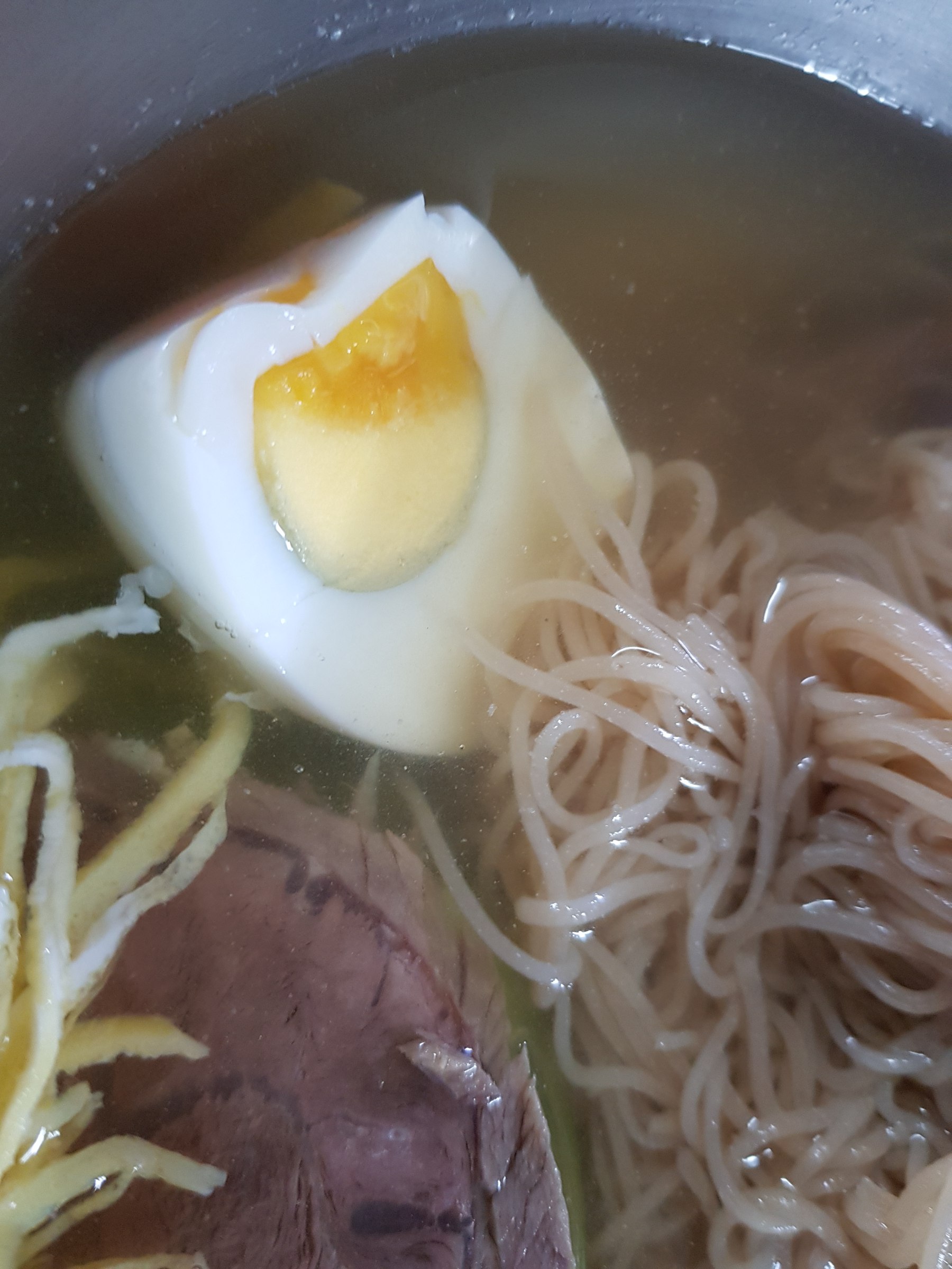 충주 삼정면옥 거뭇한 메밀 면발과 삶은 달걀 반쪽 근접
