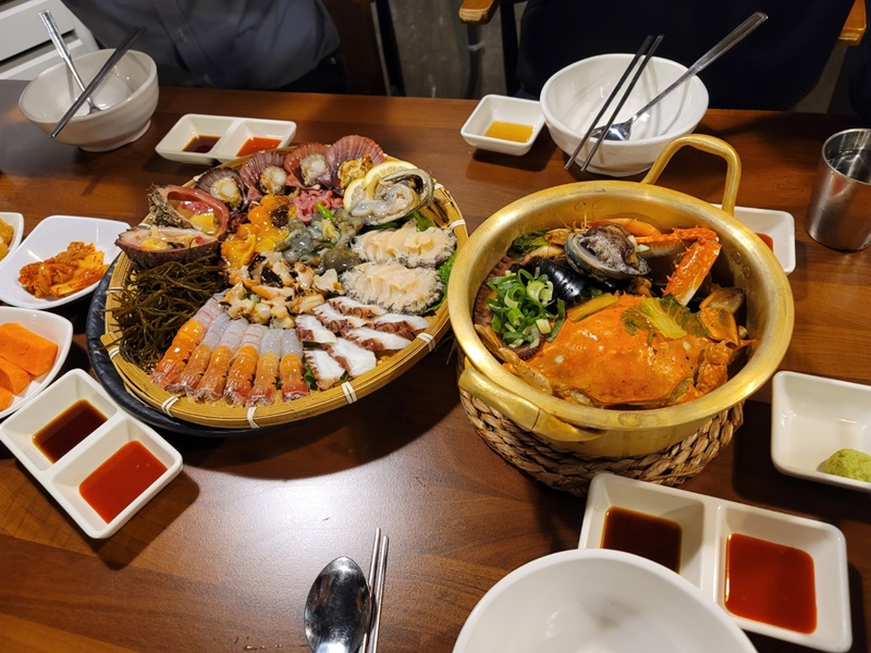 온평 바다 한그릇 - 해산물 모듬과 전복문어해물 라면