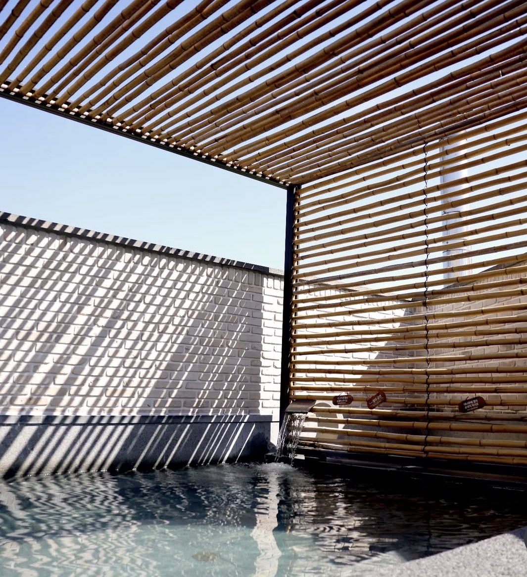 파주 네이처 스파 노천탕 내부 구조, 하늘이 보이는 야외 온천과 대나무 차양이 있는 힐링 공간. 공식 이미지로 보는 야외 온천 분위기