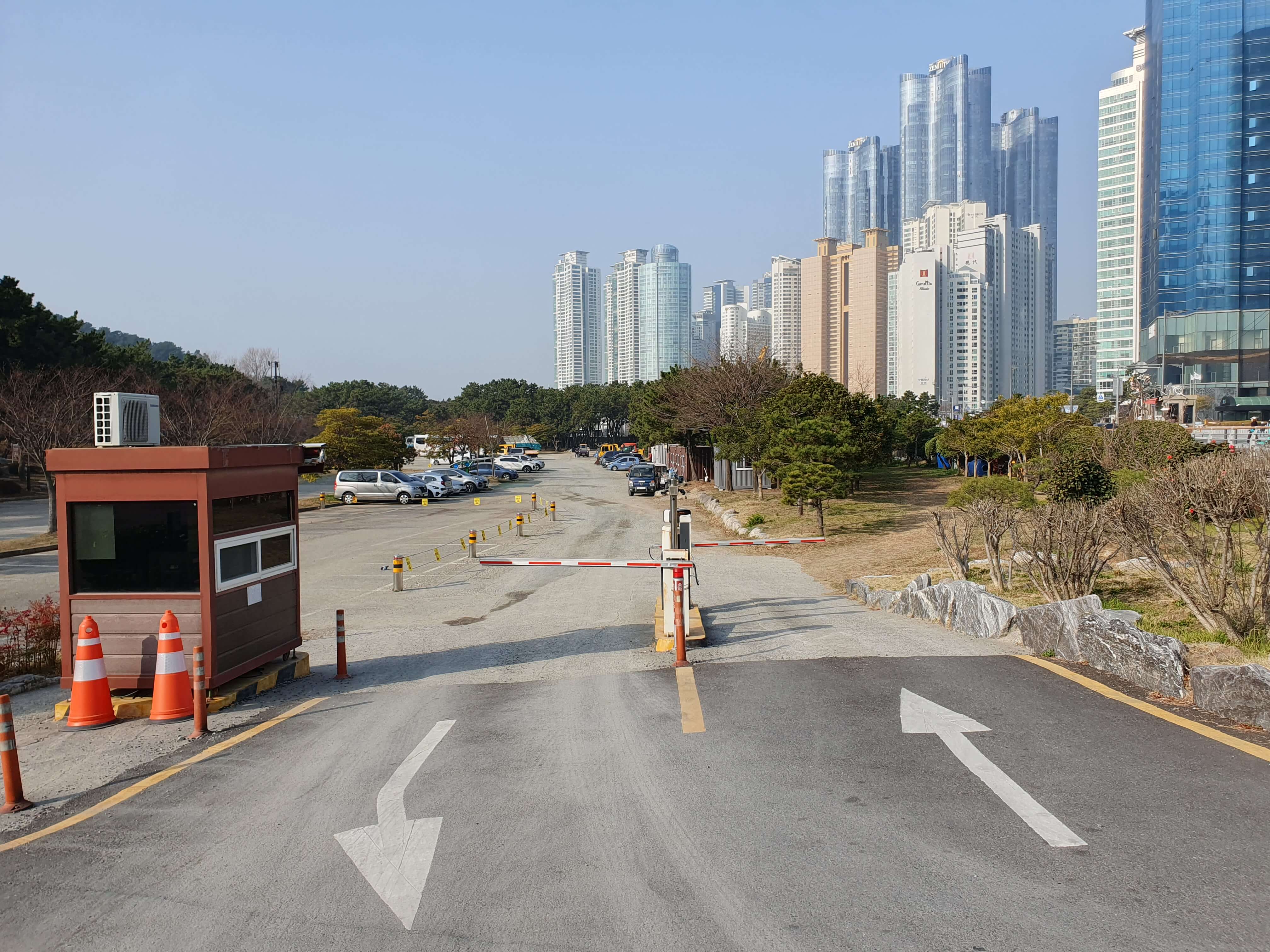 송림공원 주차장 출입구