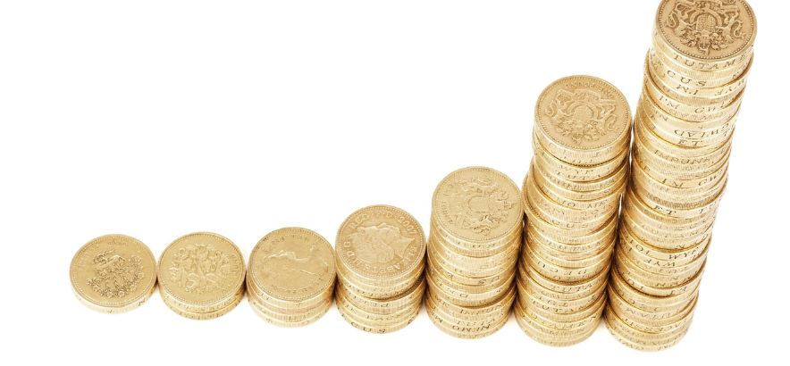 경제력이 좋아지는 것을 상징하기 위한 동전으로 만든 상승 그래프 사진