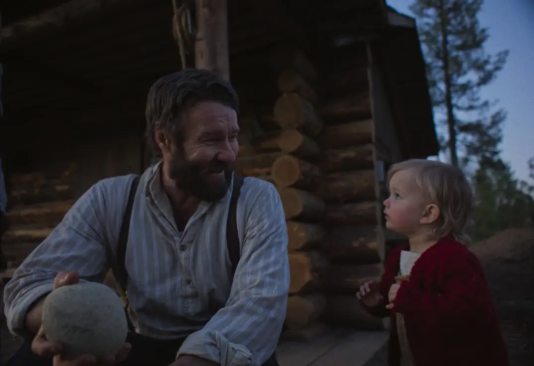 오두막 배경의 로버트와 어린 딸 케이티