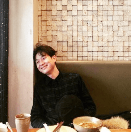 웃고-있는-최우식-사진