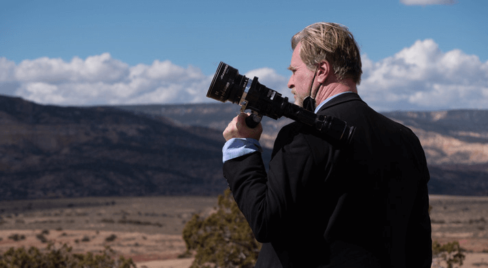 감독이 카메라를 들고있는 사진